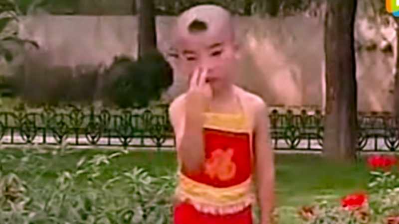 [SINGING IN MANDARIN]