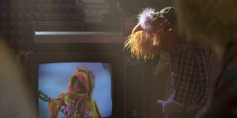 (SINGING ROCKIN' ROBIN)