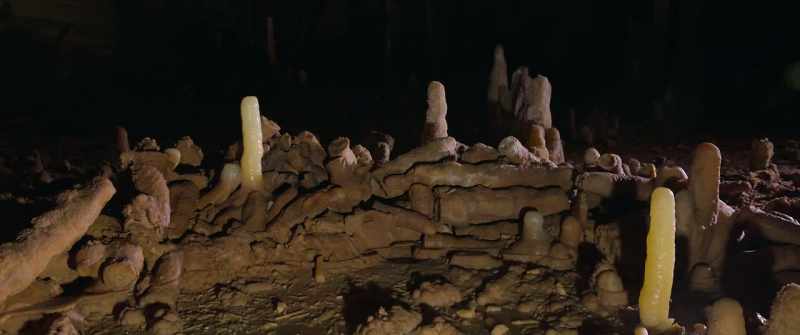 Small elements to wedge the large stalagmites