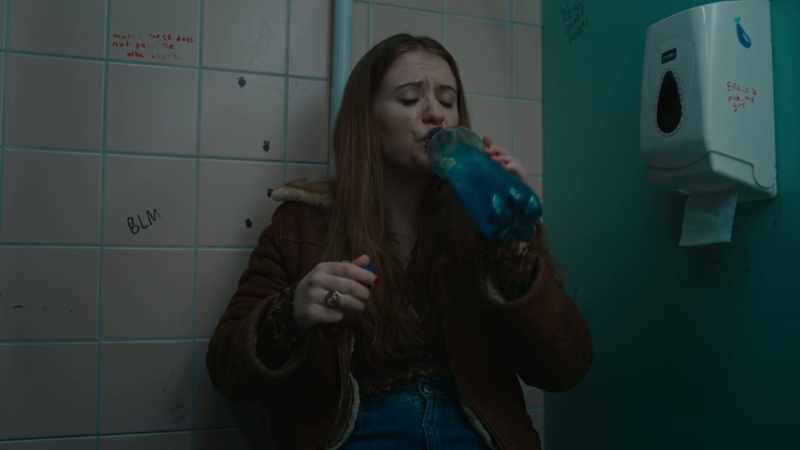 �� Smoke rings blow From across the disco ♪