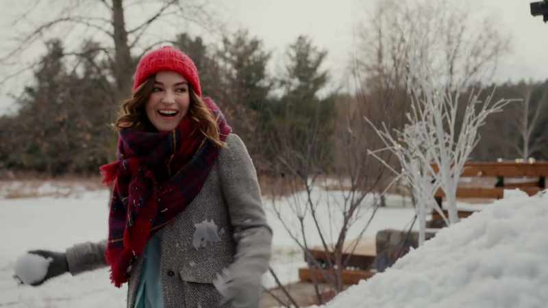 (snowball thudding) (Amanda gasps)