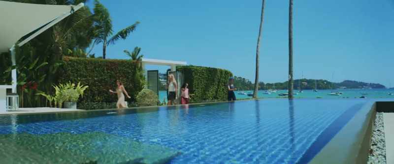 So here is the pool, there is the sea, here is the bar