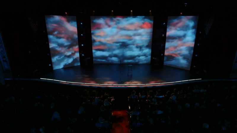 �� (SOFT ROCK MUSIC PLAYING) ♪ - (AUDIENCE CHEERING, APPLAUDING)