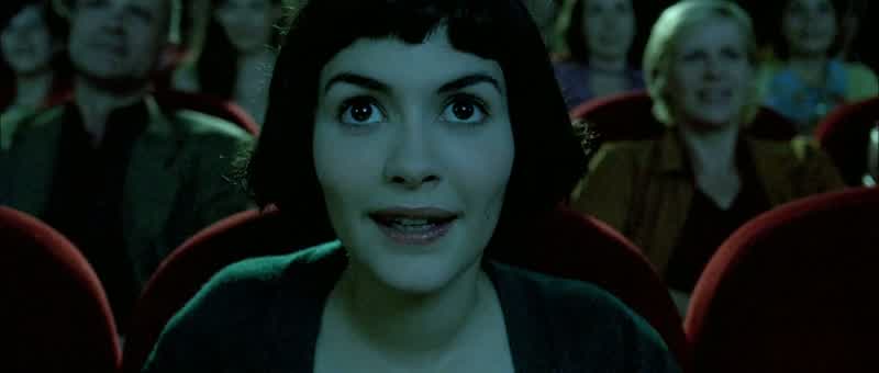 Some Friday evenings,Amélie goes to the cinema. I like turning aroundand looking at people's faces in the dark