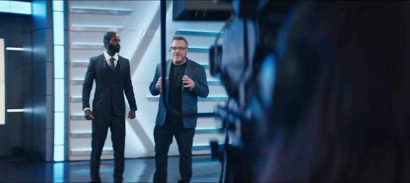 Soy su anfitrión virtual, Tom Arnold