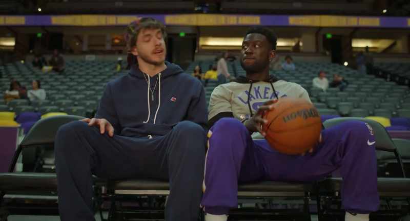 [spectators yelling] - [ball bangs]