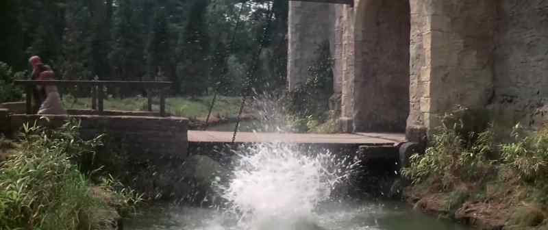 (splashing)