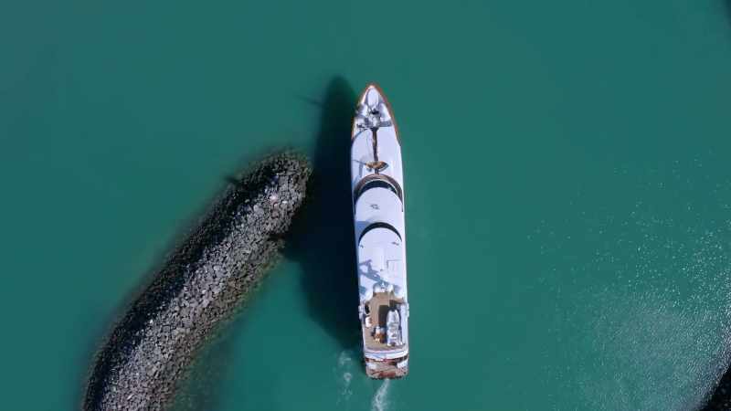 Starboard quarter, 30 meters, holding