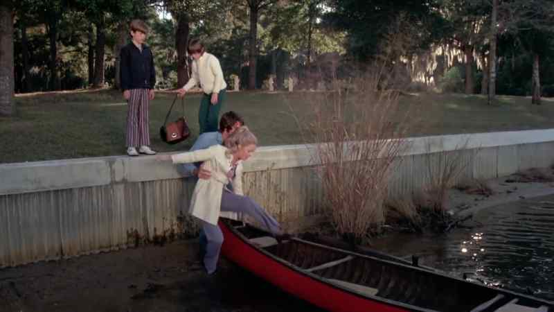Stay down and keep in the middle. - Okay