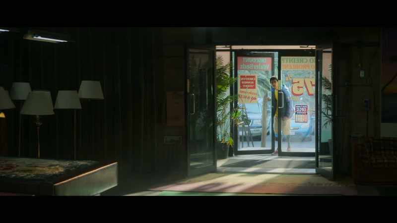 [♪ store doorbell playing 