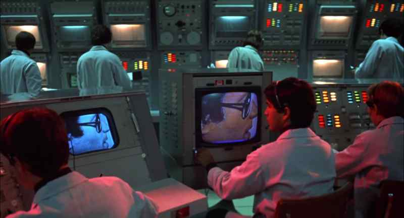 Subject's eyes and macular apparatus on grid 8