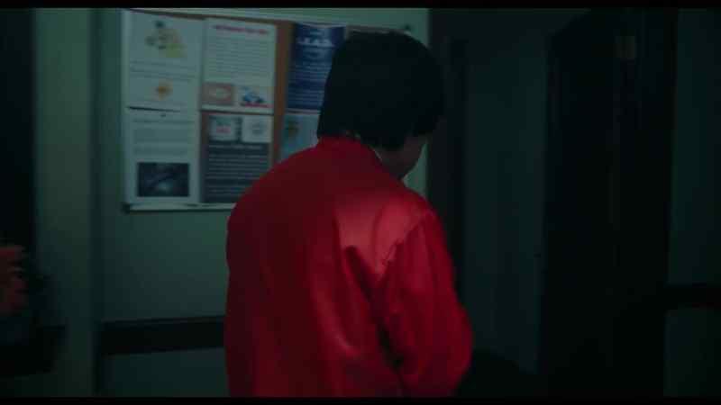 [♪ suspenseful music playing]