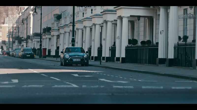 Target on foot, approaching 48 Eaton Square