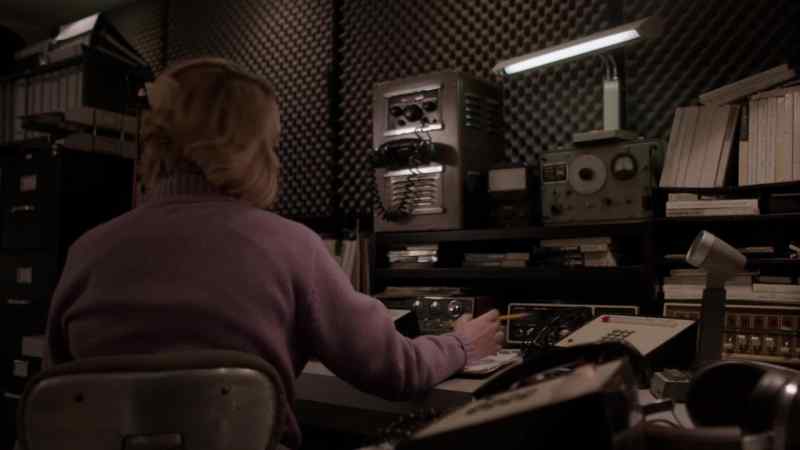 (telephone rings)