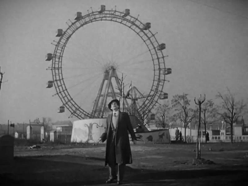 Tell him l'll wait by that wheel there