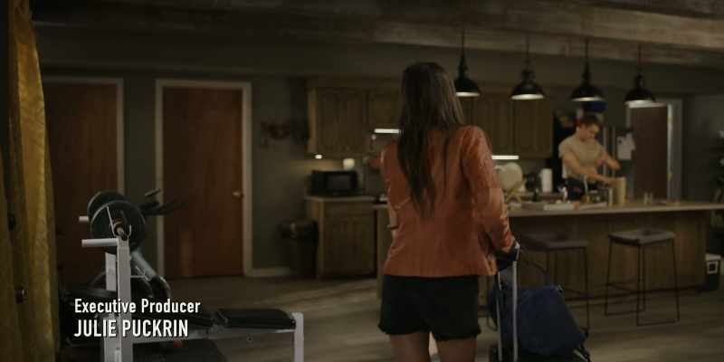 Thanks. - Come on in. This is the kitchen