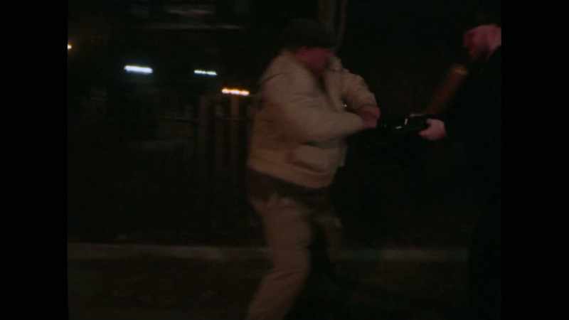 That guy's being mugged! -(grunting, yelling)