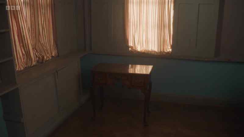 that little desk is just sitting there