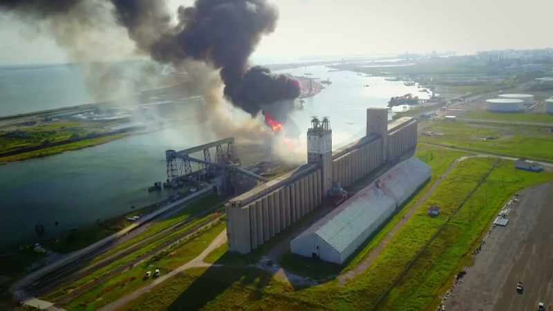The amount of smoke and flames
