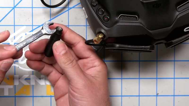 The antennas that come with the goggles have this shoulder here