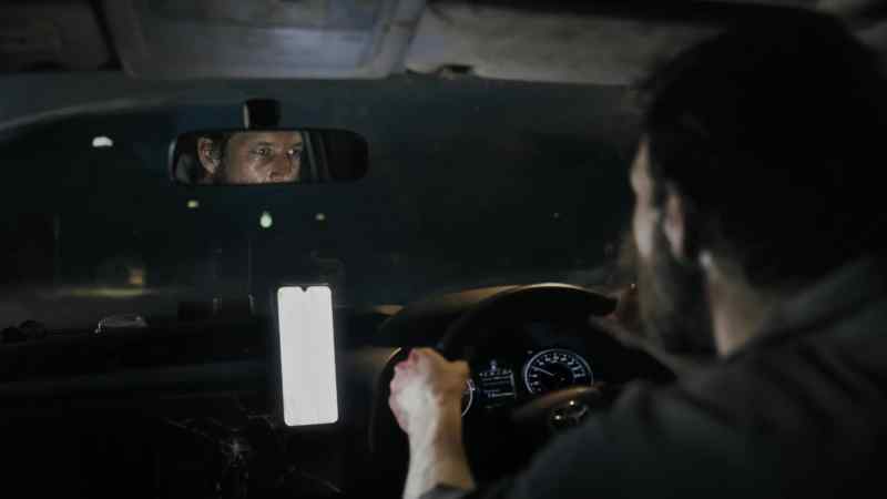 [The Associate] At the traffic light