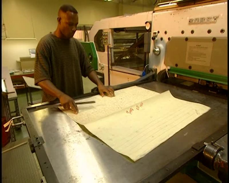 THE CARBON OF THE DIE IS POSITIONED