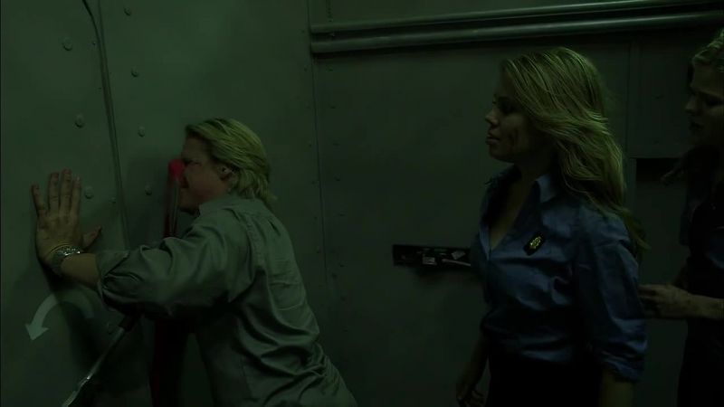 The door is locked. - I thought he left open the