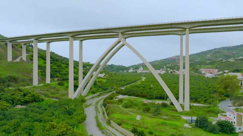 The eye-catching arch helps spread the load in the middle
