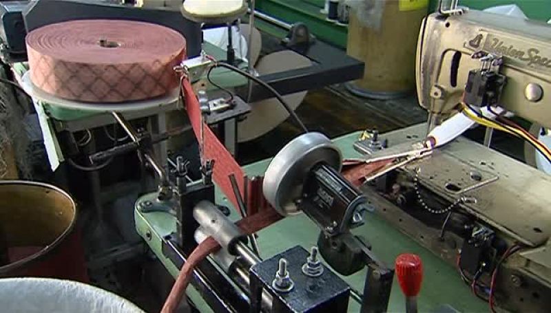 THE FABRIC STRIP THEN UNWINDS