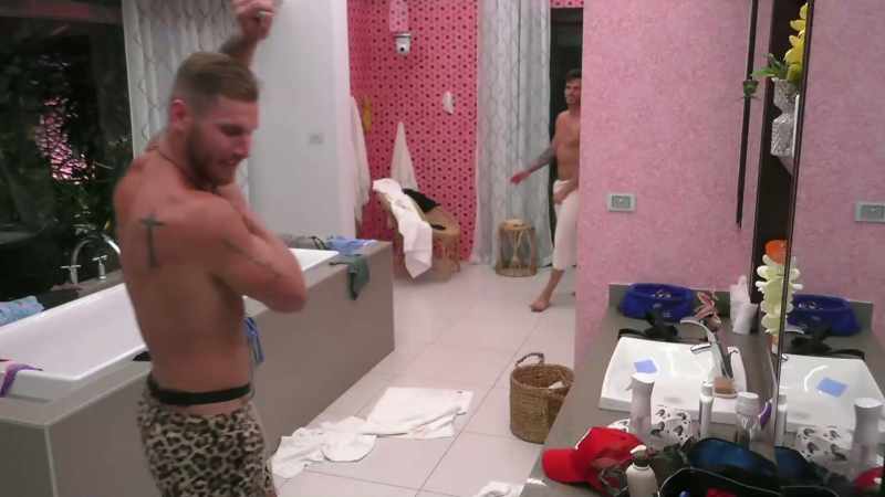 >> THE ISLANDERS GET READY FOR WESTON'S COWBOY PARTY WITH A
