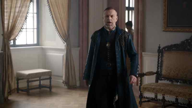 The King is back in his chambers