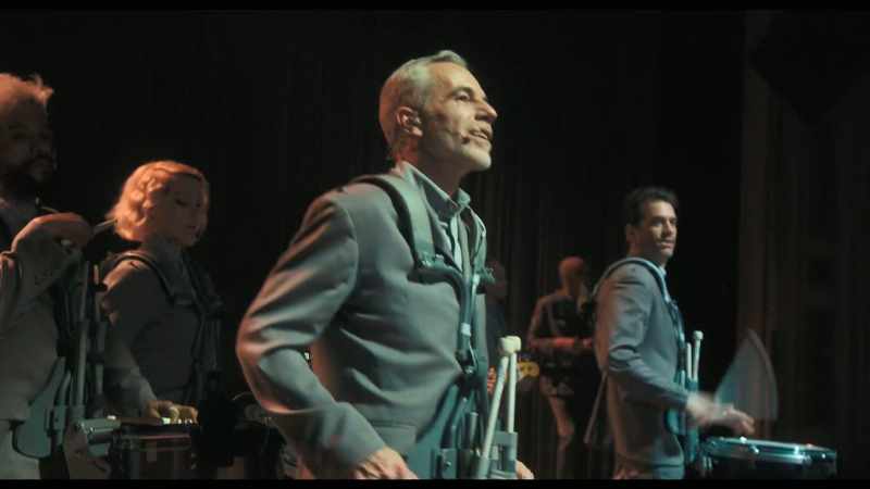 �� The lady starts to sing