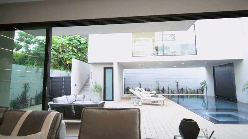 The landscaping is beautiful. -[Lilly] Really private, which is cool