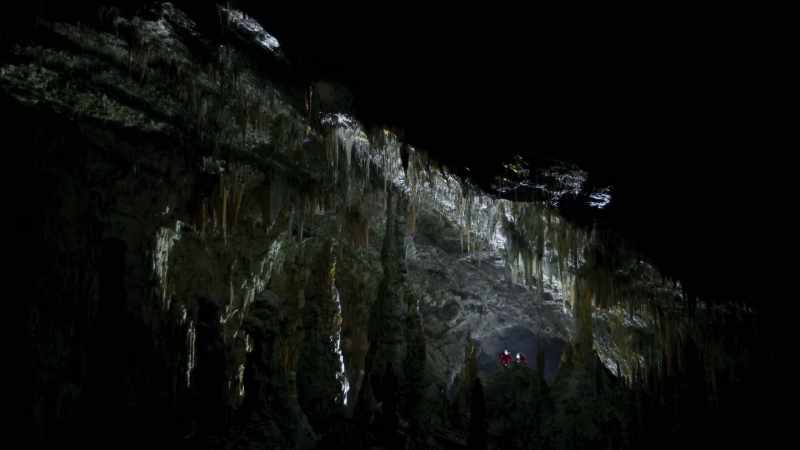 The largest cavern is over 15 miles long