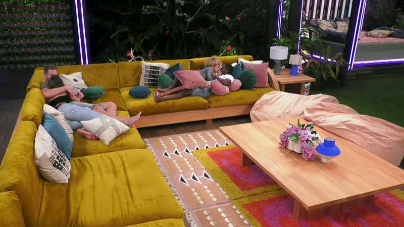 THE OTHER COUPLES ARE EN ROUTE BACK FROM THEIR DATES, NOW IT'S