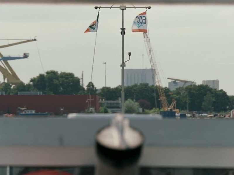 The passengers responded by waving a Dutch flag