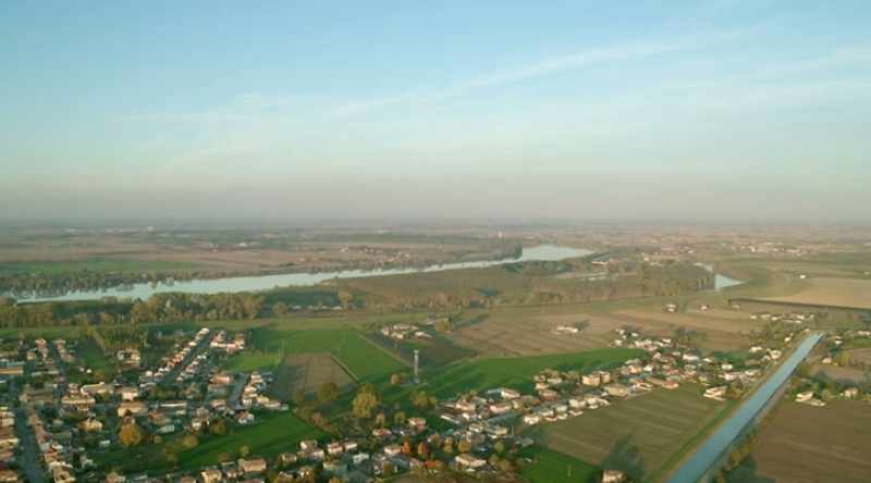 The peaty alluvial soil with brackish
