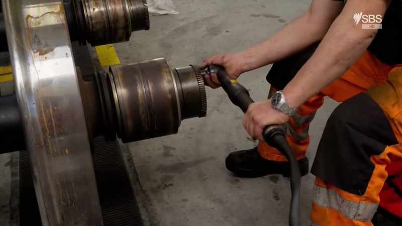 The reconditioned wheels must now be attached to the carriage