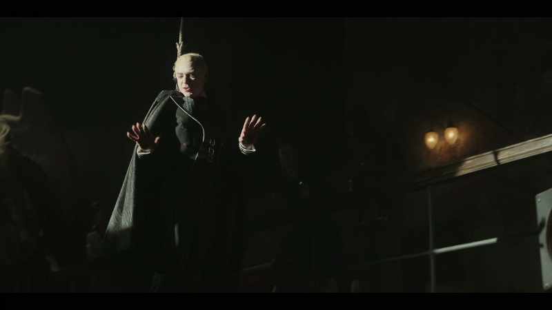 The rope's limp. He's really flying