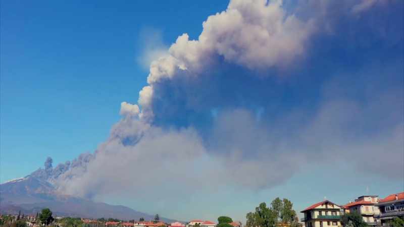 The volcano threatens the lives