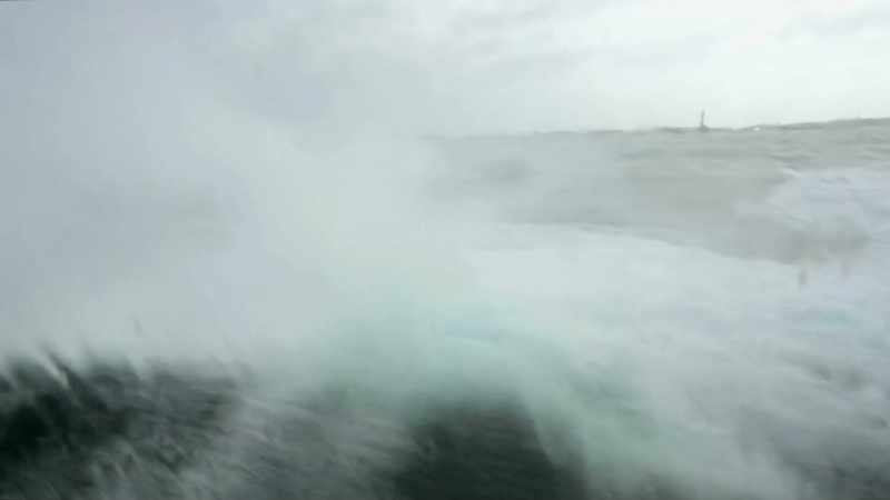 The wind was stronger, then crashed ship