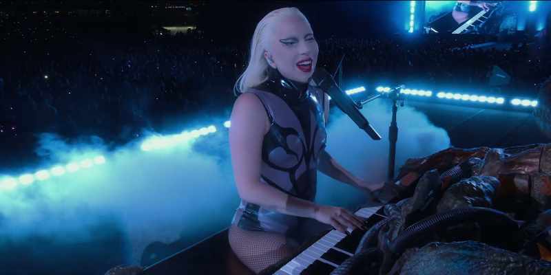 �� There ain't no reason You and me should be alone ♪