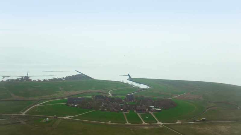 There are no bridges between the Hallig Islands
