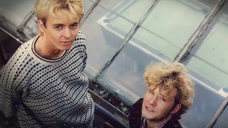 There hadn't been a front harpist in pop before