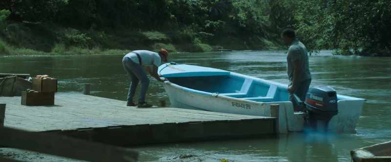 There's a boat! Hola!