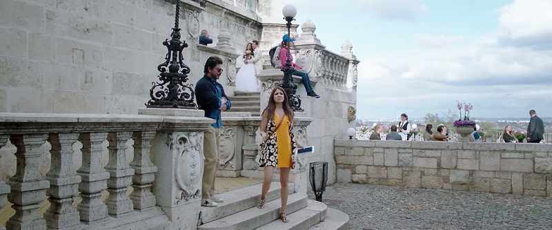 These tourist spots look the same. How will we find the café?