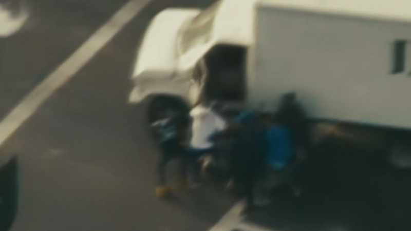 THEY'RE KICKING THE DRIVER AND BEATING THE DRIVER