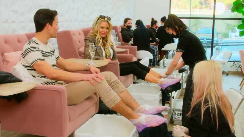 They're waxing me. - [laughs]