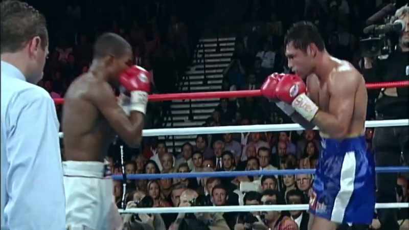 This is a hit-and-run fight for De La Hoya