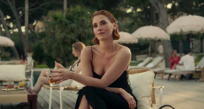This is Anna. We met at the pool. - Lynnette